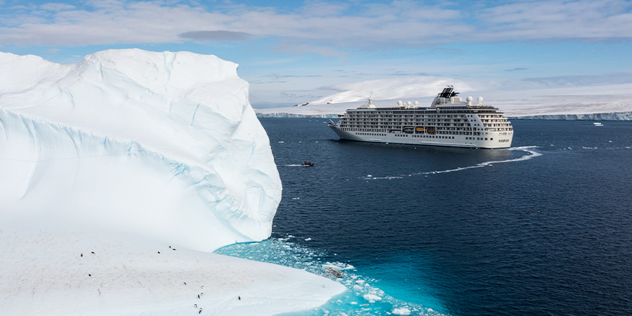 barco junto a un iceberg