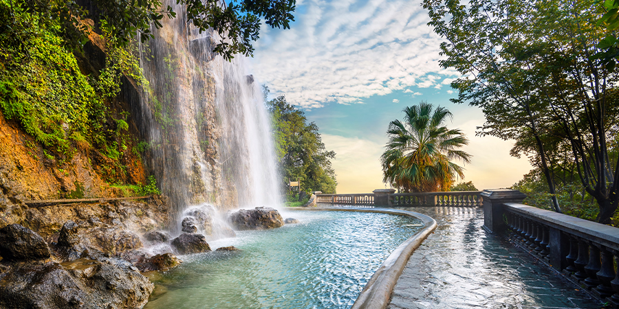Wasserfall in Nizza, Côte d’Azur, Frankreich​
